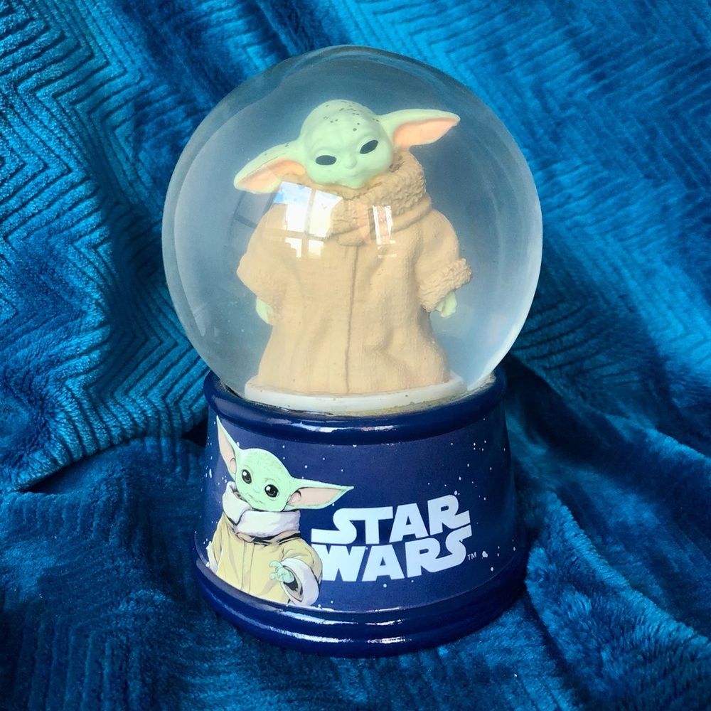 ❤️ Disney Pixar Star Wars Mandalorian The Child Grogu Light Up Water Globe